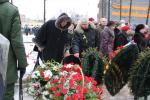 На Пискаревском и Богословском кладбищах возложили цветы