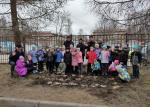 Ученики 1 «В» класса школы №138 высадили саженцы кедра