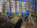 Муниципальные служащие высадили саженцы клёна серебристого и убрали в Свердловском саду