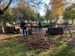 В Свердловском саду у памятника Саше Кондратьеву состоялся осенний субботник
